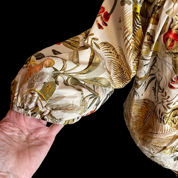 H&M Tropical Design Blouse in an airy cotton weave. Fits Large - Picture 4 of 7